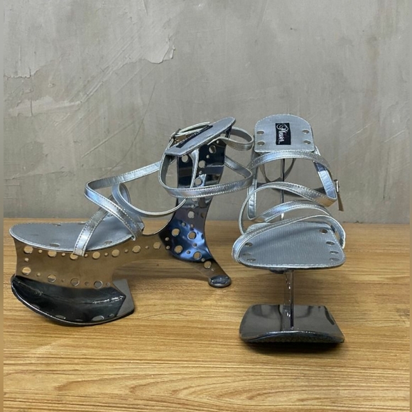 Pleaser Vintage Galaxy silver heels - Picture 6 of 6